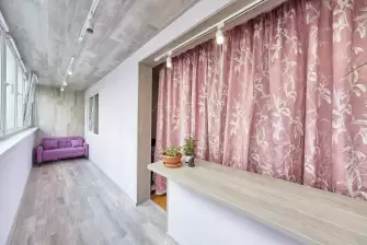 Объединение балкона с комнатой с отделкой и остеклением