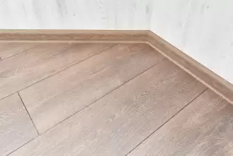 Отделка балкона в новостройке с эркерным остеклением Рехау 