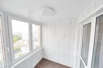 Отделка балкона в новостройке с эркерным остеклением Рехау 