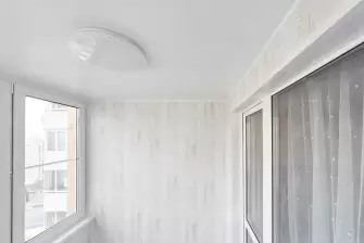 Отделка балкона в новостройке с эркерным остеклением Рехау 