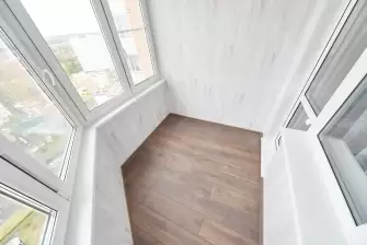 Отделка балкона в новостройке с эркерным остеклением Рехау 