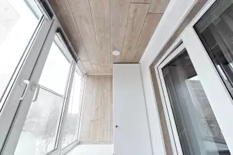 Отделка балкона ламинатом