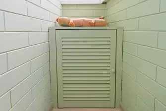 Отделка стеновым паркетом Г-образного балкона с утеплением