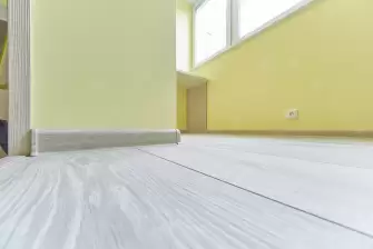 Остекление и отделка балкона деревянной вагонкой