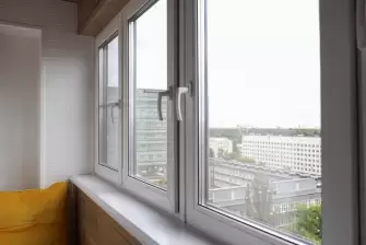 Дизайнерская отделка рейками балкона