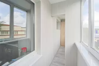 Двойная лоджия с ригелем и окном в подъезд