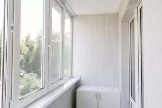 Двойная лоджия с ригелем и окном в подъезд