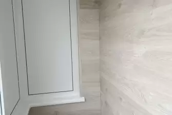 Отделка Г-образной лоджии кварцвинилом