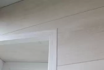 Отделка балкона ламинатом с боковым окном