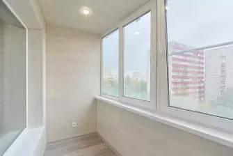 Отделка балкона ламинатом с боковым окном