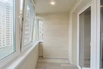 Отделка балкона ламинатом с боковым окном