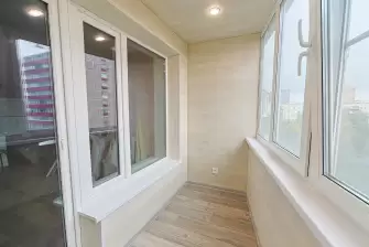 Отделка балкона ламинатом с боковым окном