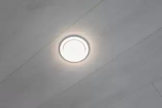 Отделка балкона ламинатом с боковым окном