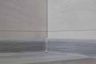 Отделка балкона ламинатом с боковым окном