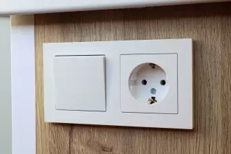 Отделка ПВХ панелями и холодное остекление на балконе