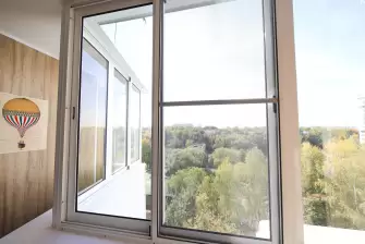 Отделка ПВХ панелями и холодное остекление на балконе