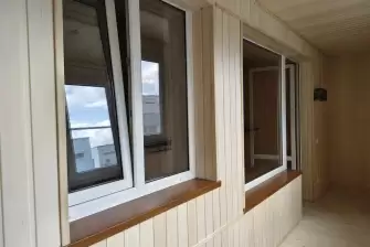 Установка окон и отделка балкона деревом