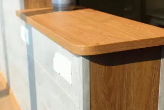 Отделка Г-образного балкона ламинатом с объединением с кухней