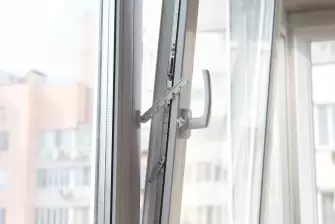 Отделка Г-образного балкона ламинатом с объединением с кухней