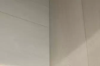 Отделка балкона ламинатом в светлых тонах