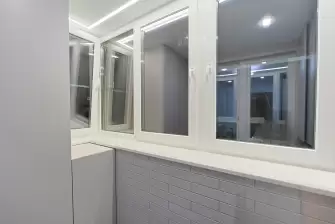  Отделка лоджии ламинатом с боковым окном