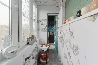 Отделка балкона гибким мрамором с зонированием пространства