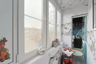 Отделка балкона гибким мрамором с зонированием пространства