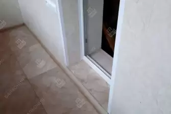 Остекление и отделка балкона Лодочка