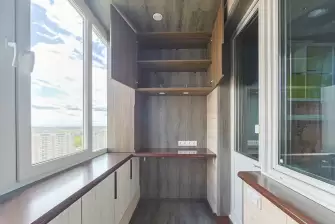 Холодное остекление и отделка П-образного балкона