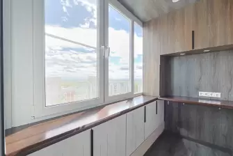 Холодное остекление и отделка П-образного балкона