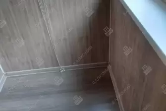 Отделка балкона под ключ ламинатом и натяжным потолком