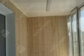 Отделка балкона профилем Рехау Grazio 70 под ключ с утеплением в многоквартирном доме