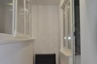 Остекление балкона в серии дома 01-ПЗ с утеплением и отделкой