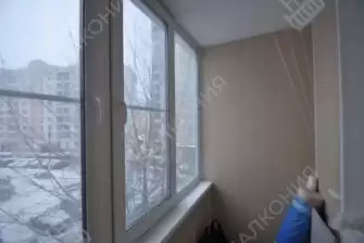 Остекление и отделка балкона ПВХ панелями и ламинатом