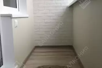 Отделка балкона декоративным камнем, ламинат и натяжной потолок