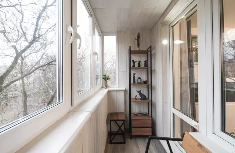 Вертикальная укладка ламината на Г-образном балконе с утеплением